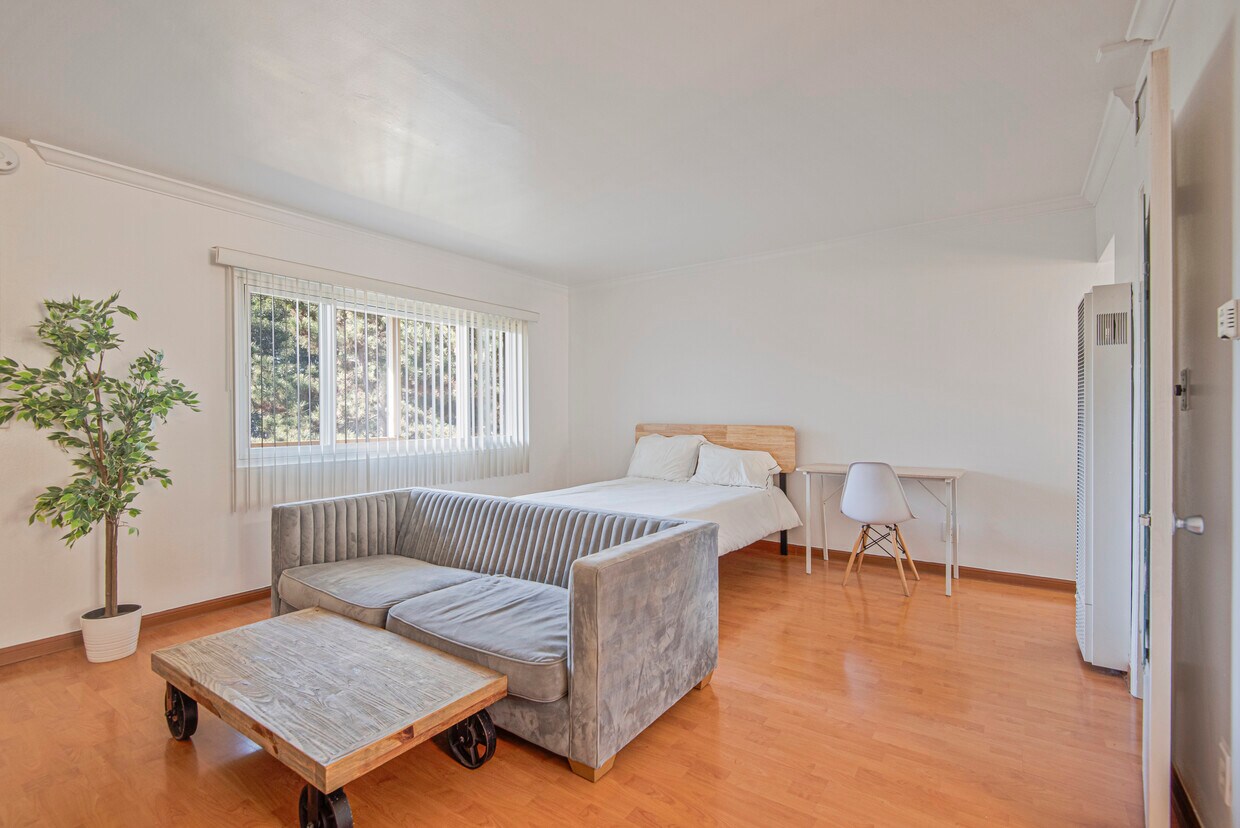 Foto principal - 5837 W 88th St