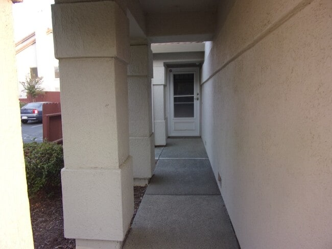 Building Photo - 853 Vassar Dr