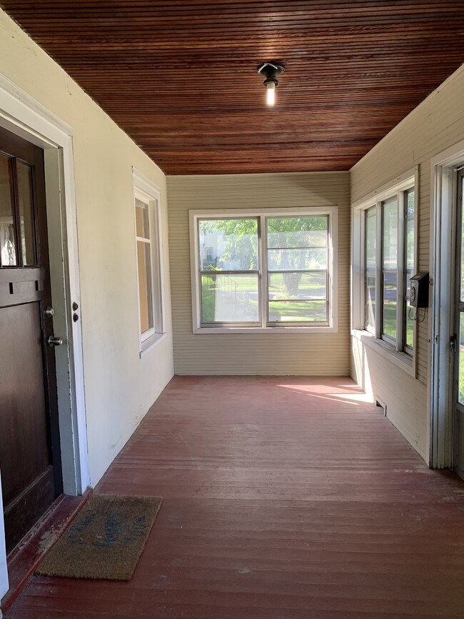 Shared entry porch - 3107 Hayes St NE