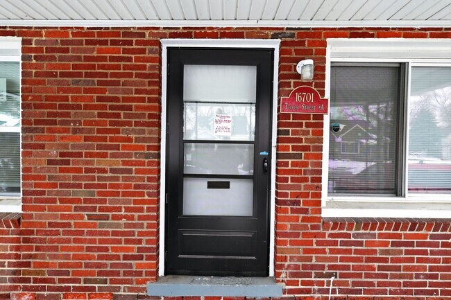 Foto del edificio - 16701 Tuller St