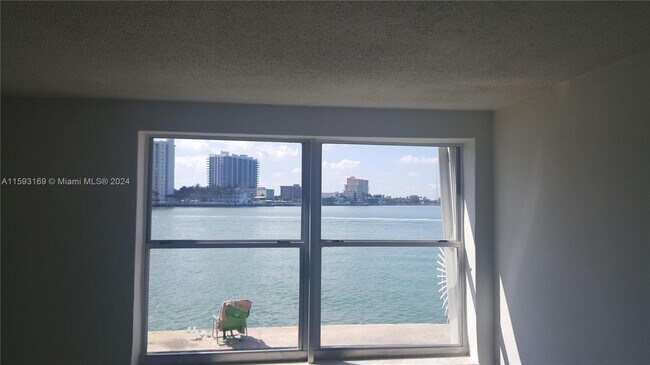 Building Photo - 2150 Bay Dr