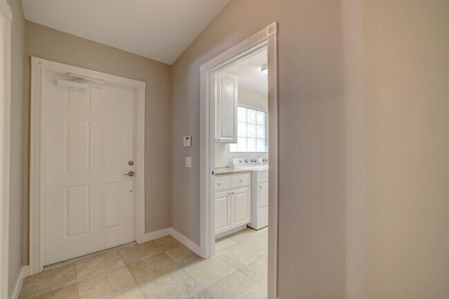 Building Photo - 12135 SW Elsinore Dr
