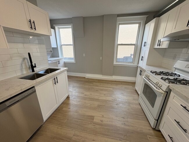 Building Photo - Renovated 2 Bedroom on Locke St South
