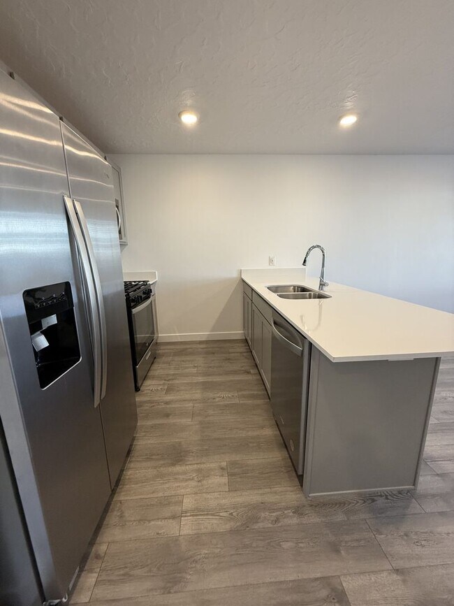 Building Photo - Townhome in Provo, UT