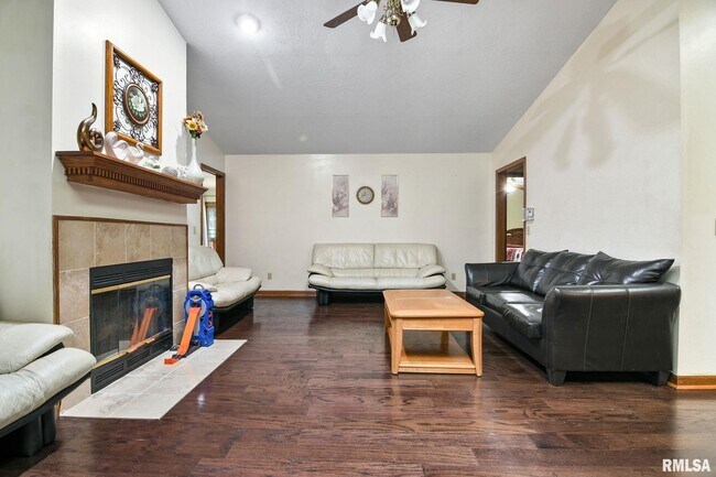 Building Photo - 2605 Montega Dr