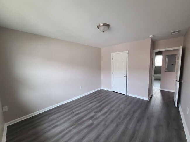 Building Photo - Stunning 2 Bedroom Apt - Bancroft Court