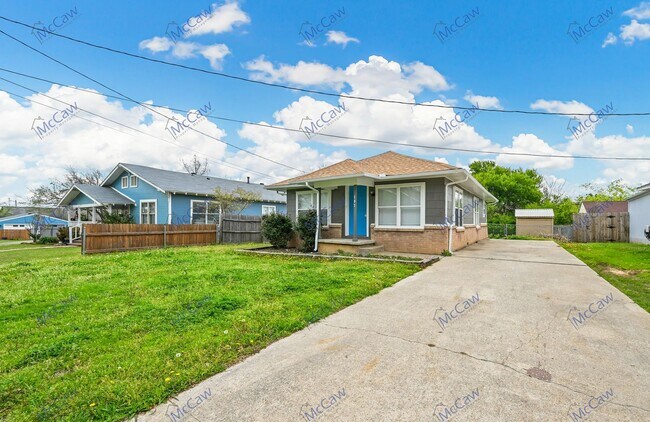 Building Photo - Adorable 2/1 Home in Pilot Point!