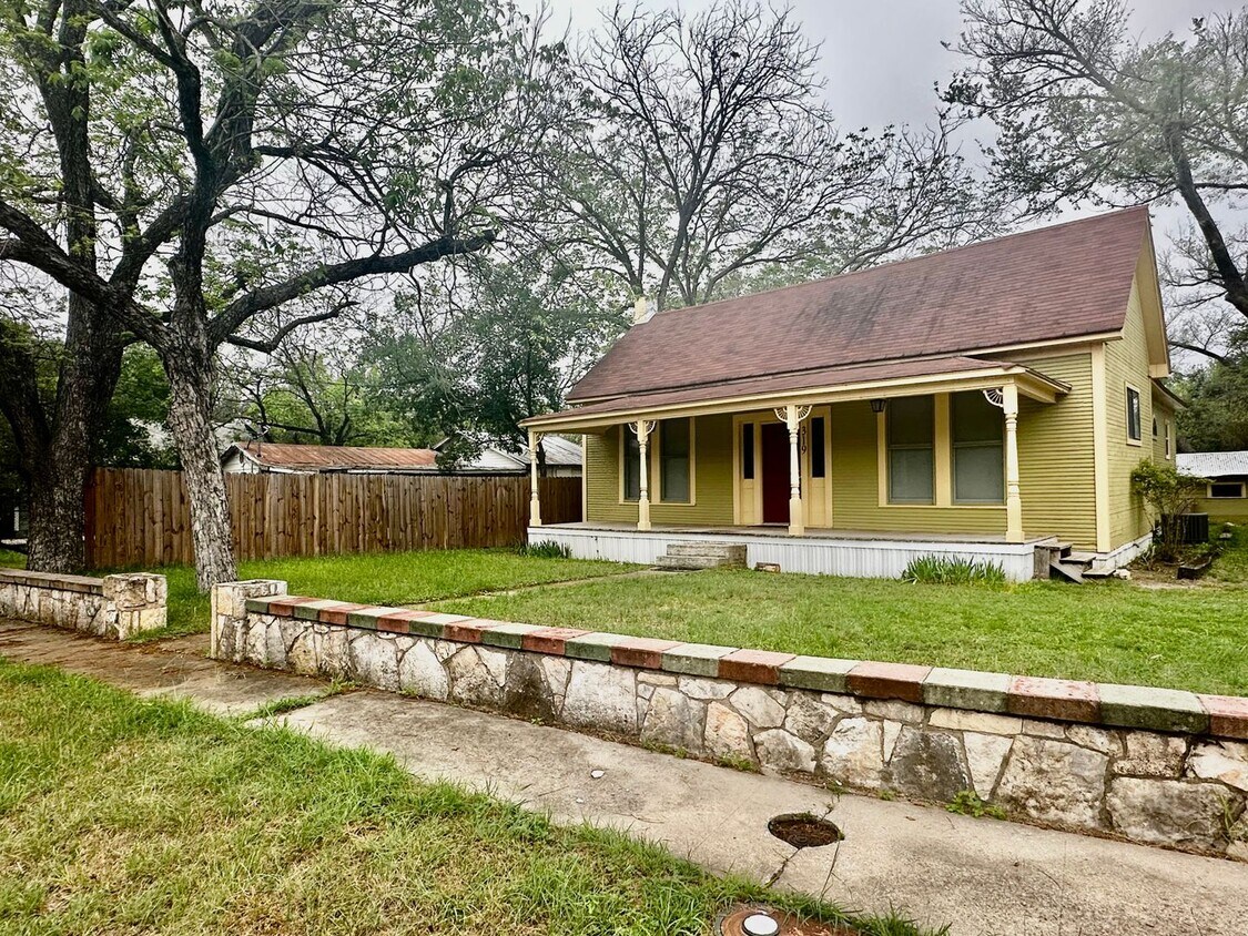319 Guadalupe St, Kerrville, TX 78028 House Rental in Kerrville, TX