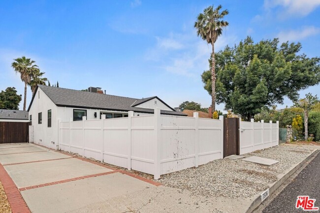 Building Photo - 7536 Gaviota Ave