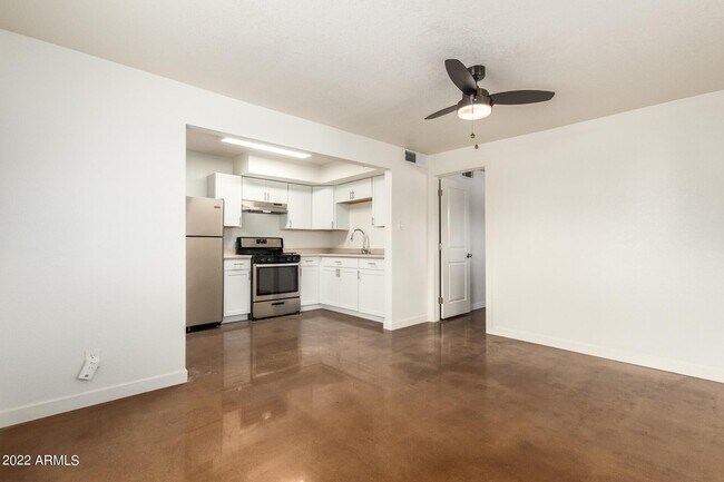 Building Photo - 616 S Bellview
