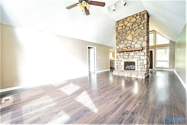 Building Photo - 710 Crestview Dr