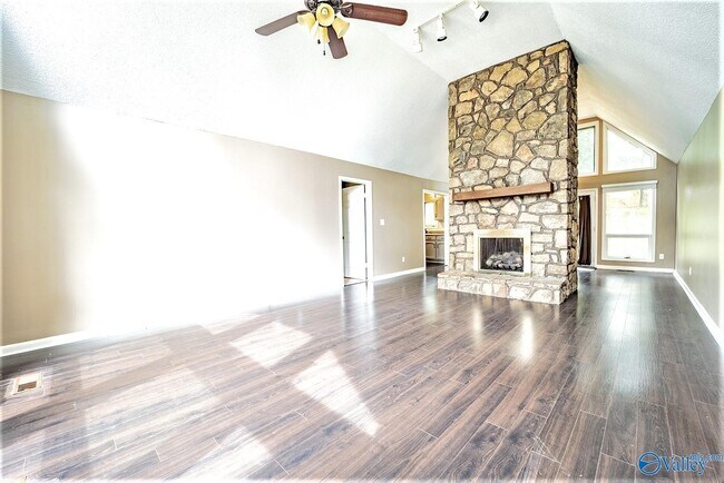 Foto del edificio - 710 Crestview Dr