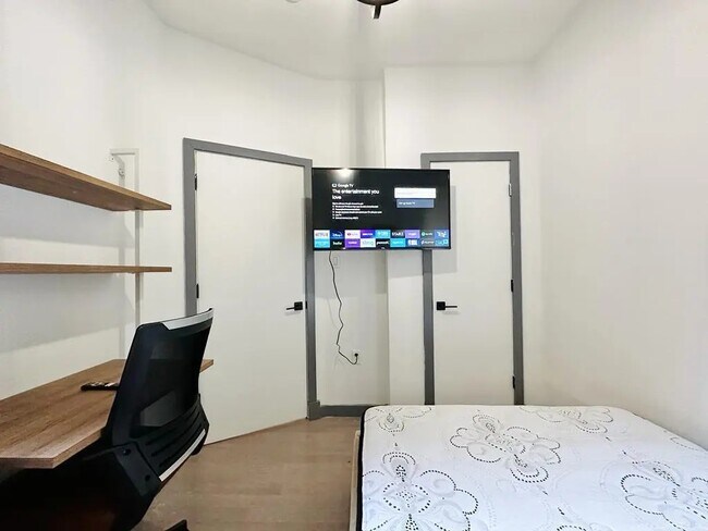 Foto del edificio - Furnished room/NOT APARTMENT