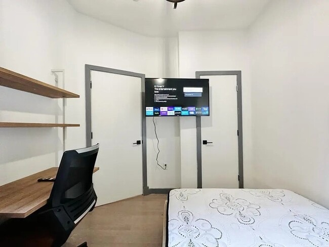 Building Photo - Furnished room/NOT APARTMENT
