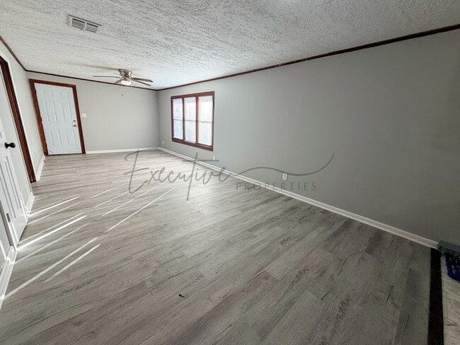 Foto del edificio - 3 Bedroom, 1.5 Bathroom Home with Bonus Room for Rent in Lake Charles