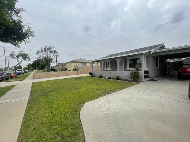 Foto del edificio - Beautifully Renovated 2-Bedroom Front Home...