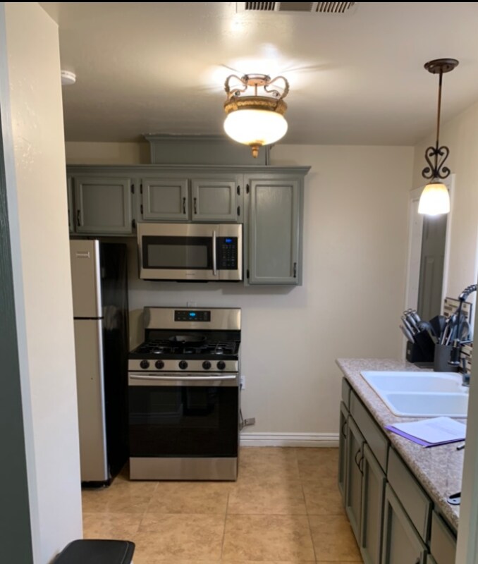 1225 Lexington St Unit B, Delano, CA 93215 Room for Rent in Delano