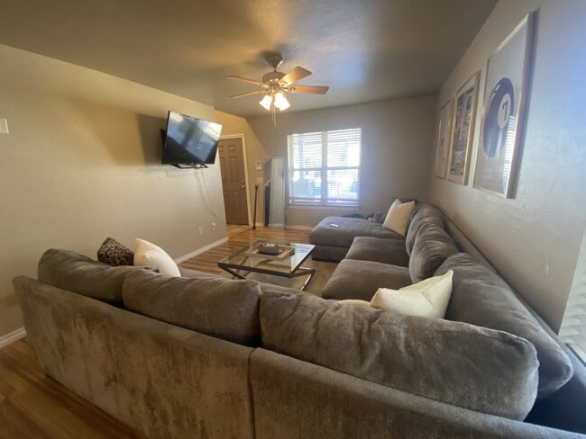 Foto del edificio - 208 McCullough St