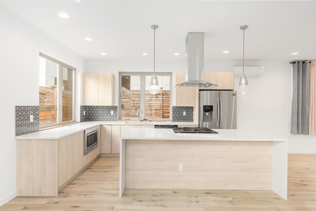 Building Photo - Leschi New Construction 5-Bedroom Townhouse