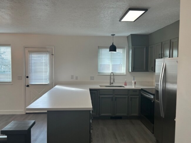 Foto del edificio - 5 spacious bedrooms, 2.5 bathroom house in Orem