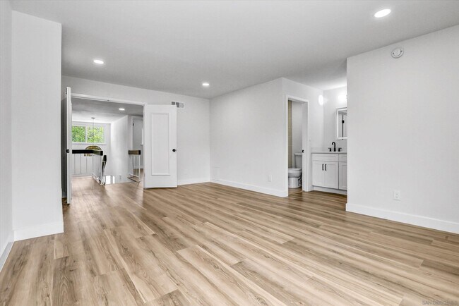 Building Photo - 10520 Larwin Ave