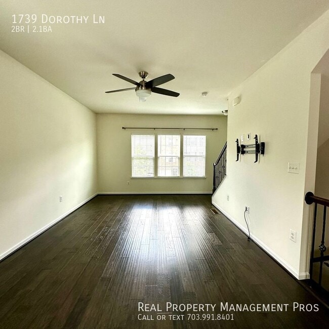 Building Photo - End Unit Townhome with 1 Car Garage!