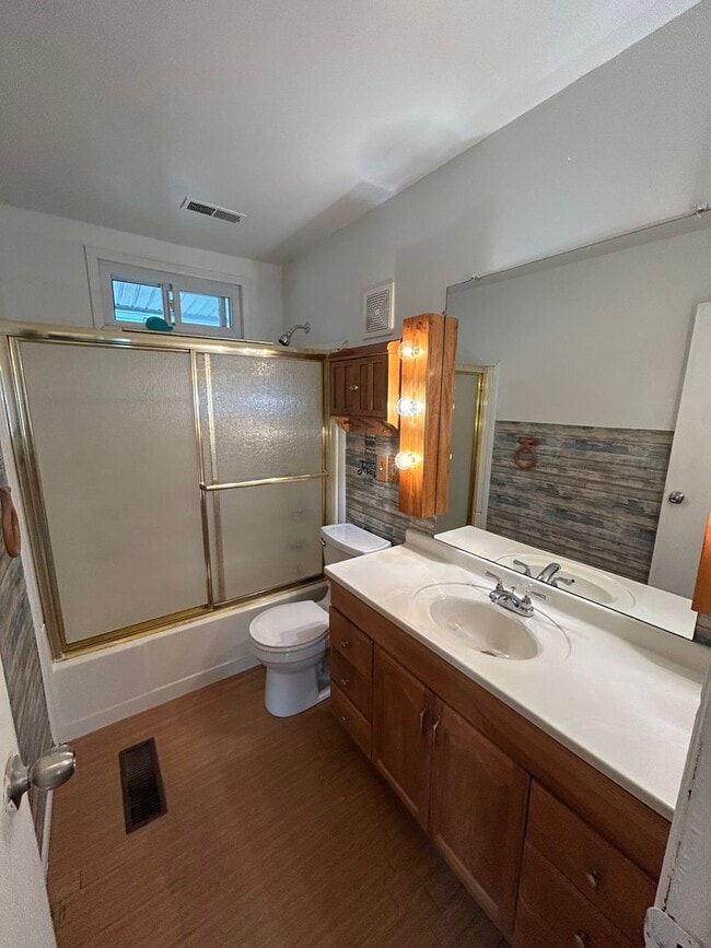 Building Photo - Nice-sized three bedroom property