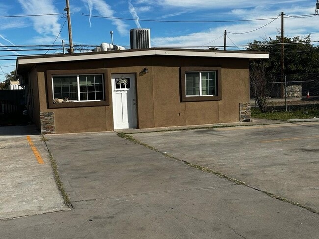 Building Photo - Two bedroom Apartment in Northeast El Paso!!