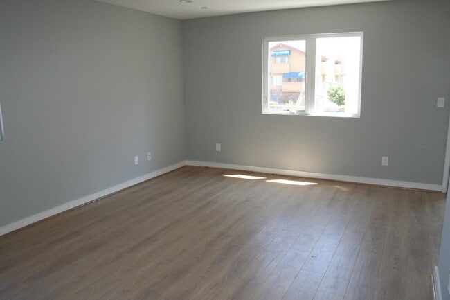 Foto del edificio - 5313 Riverton Ave