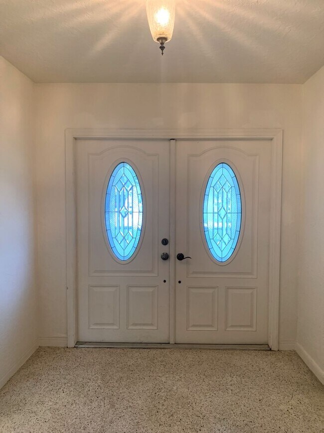 Foto del edificio - 3 Bedroom 2 Bath Spacious Home in Holiday Park