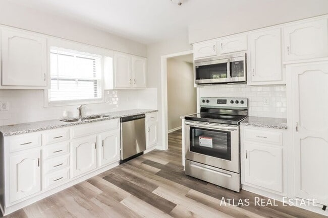 Building Photo - 408 NE Noeleen Ln