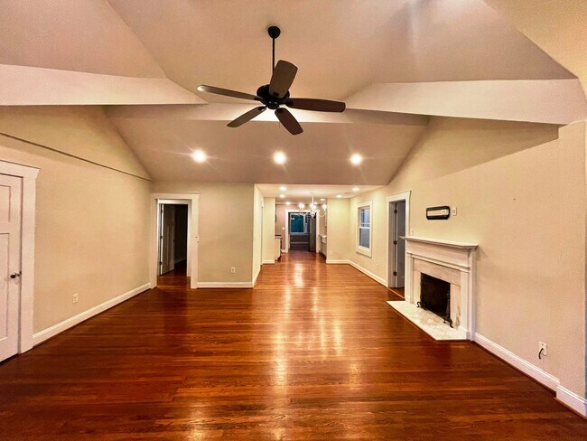 Foto del edificio - Updated 3 BR/ 2 BA home on Roseland Drive ...
