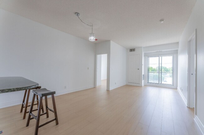 Building Photo - 778 Sheppard Av W