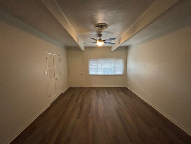 Foto del edificio - Clean 2 Bedroom / 1 Bathroom Condo Near Stockdale Hwy & Real Rd.