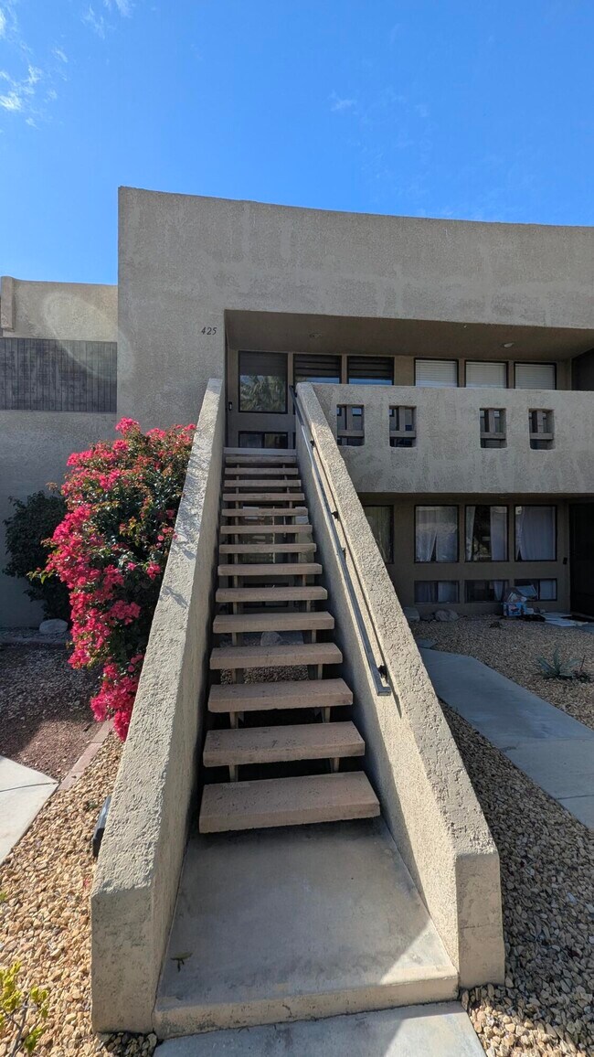 Foto del edificio - 425 Bradshaw E Ln