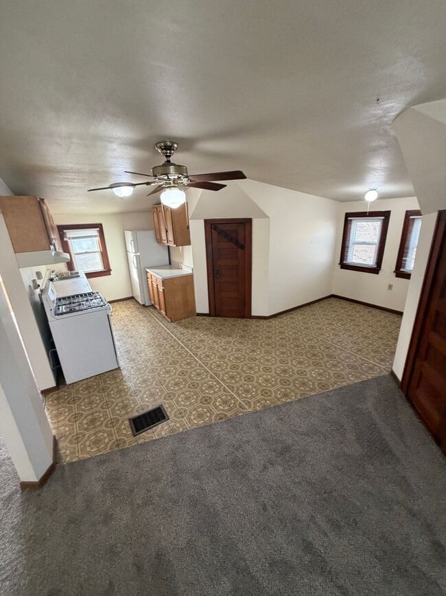 Building Photo - 614 Douglas Ave