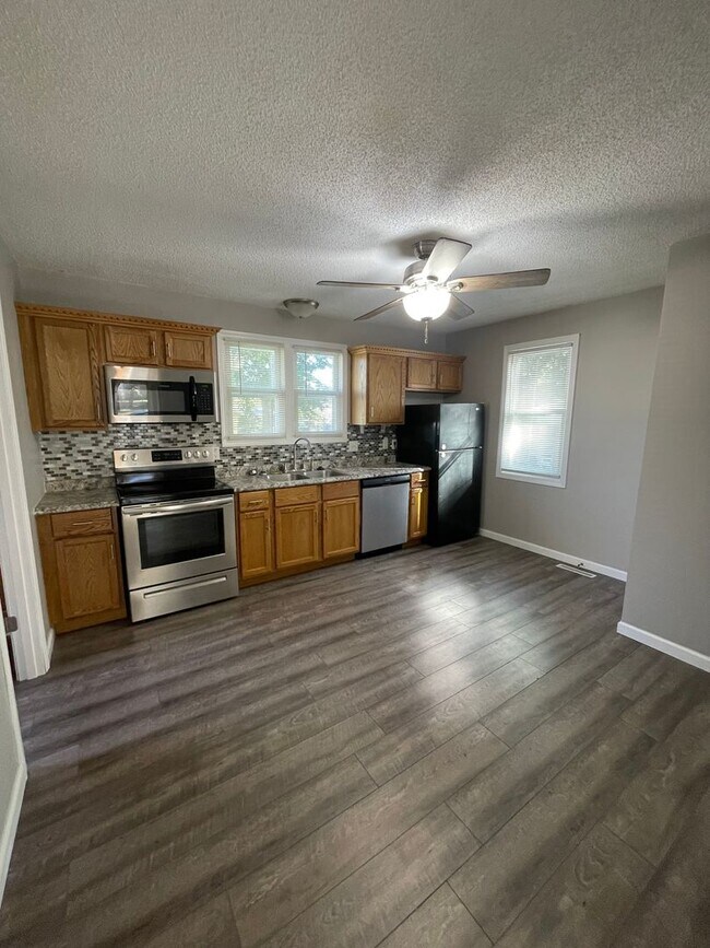 Building Photo - Modern 2 bedroom available now, $725 per m...