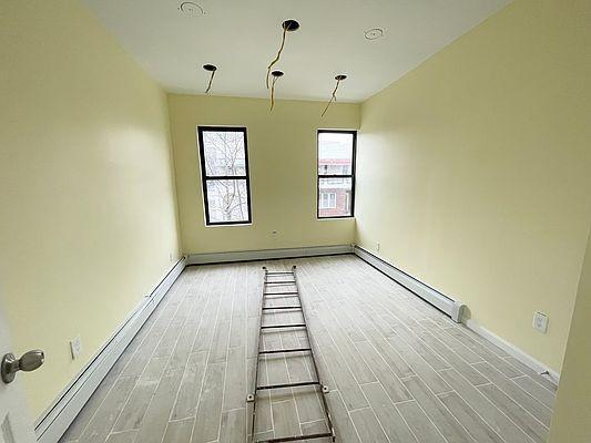 Foto del edificio - 3 bedroom in BRONX NY 10469