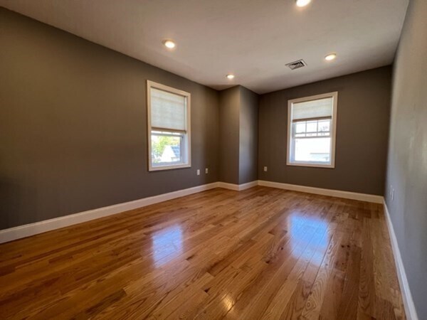 Foto del edificio - 18 Bates Ave