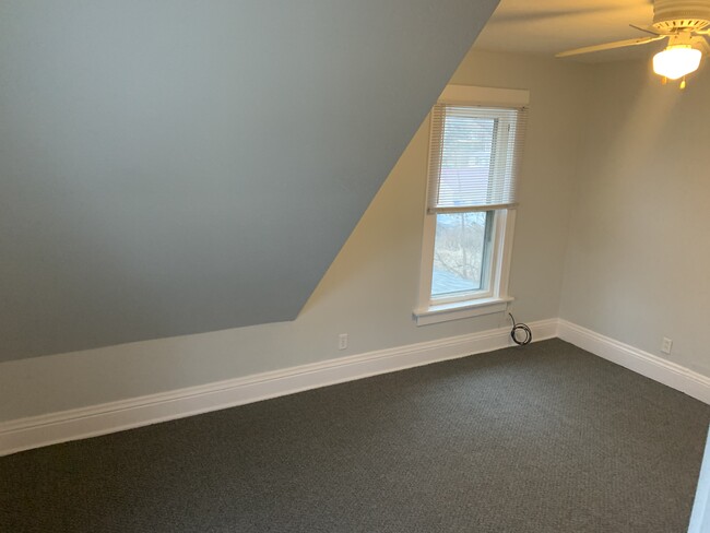 Bedroom w/ walk in closet - 209 N Willow St