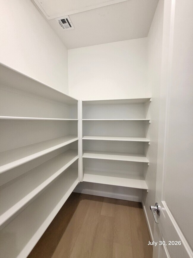 Foto del edificio - 643 Fortis Creek St