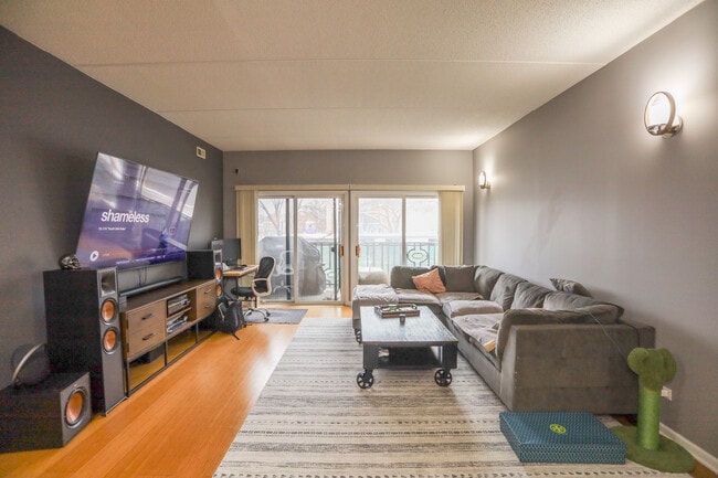 Building Photo - 4625 W Lawrence Ave