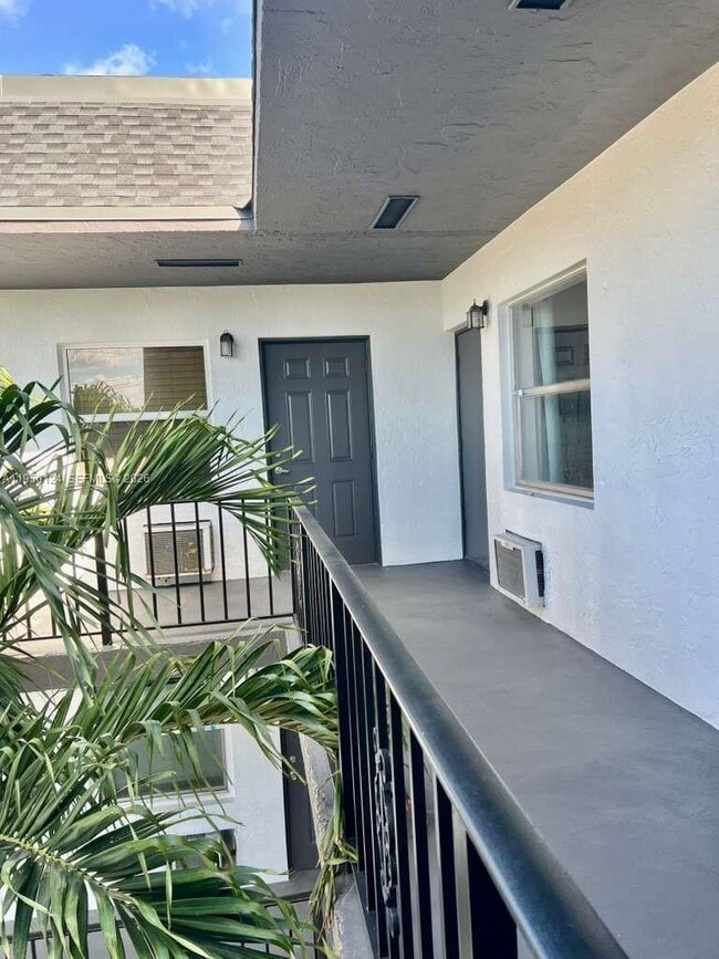 Building Photo - 1100 NE 9th Ave