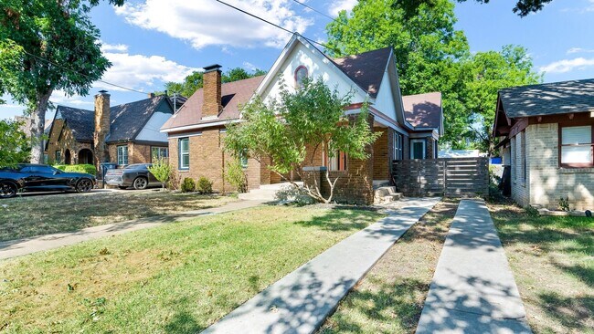 Building Photo - Charming 2-Bed, 2-Bath Tudor in North Oak ...