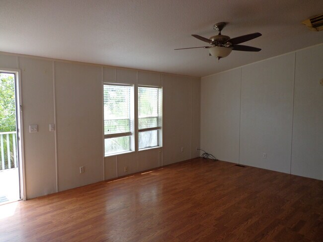 Foto del edificio - 3 Bedroom 2 Bath On Large Corner Lot *Cordes Lakes*