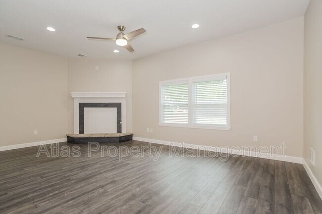 Foto del edificio - 17527 W 116th St