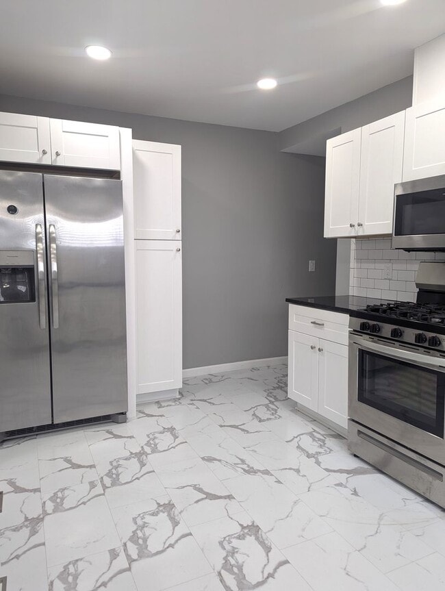 Building Photo - AVAILABLE NOW - $300 OFF 1ST FULL MONTH Modern Remodeled 3BR Home with Bonus Loft & Spacious Livi...