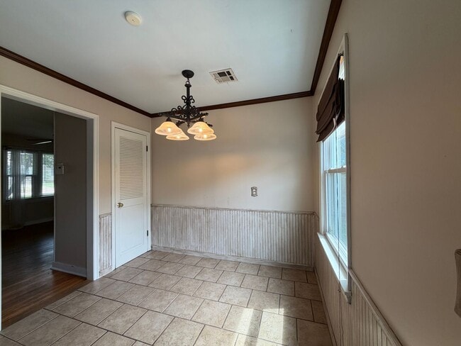 Building Photo - Close to Brookside & Riverparks!!