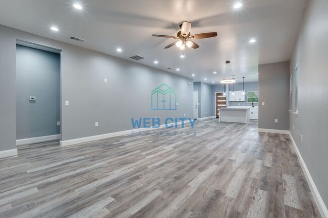 Building Photo - 633 Helena Ave