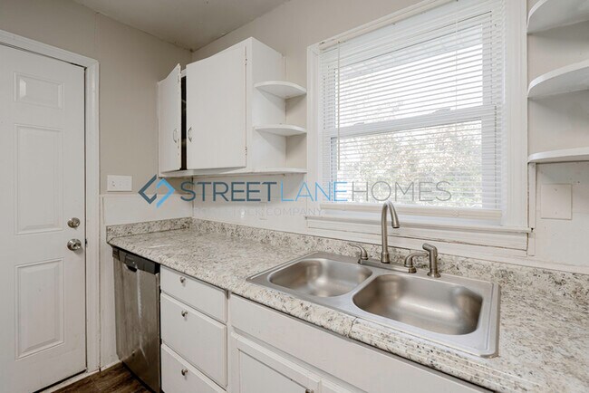 Foto del edificio - NOW OFFERING $250 OFF FIRST FULL MONTH IF ...